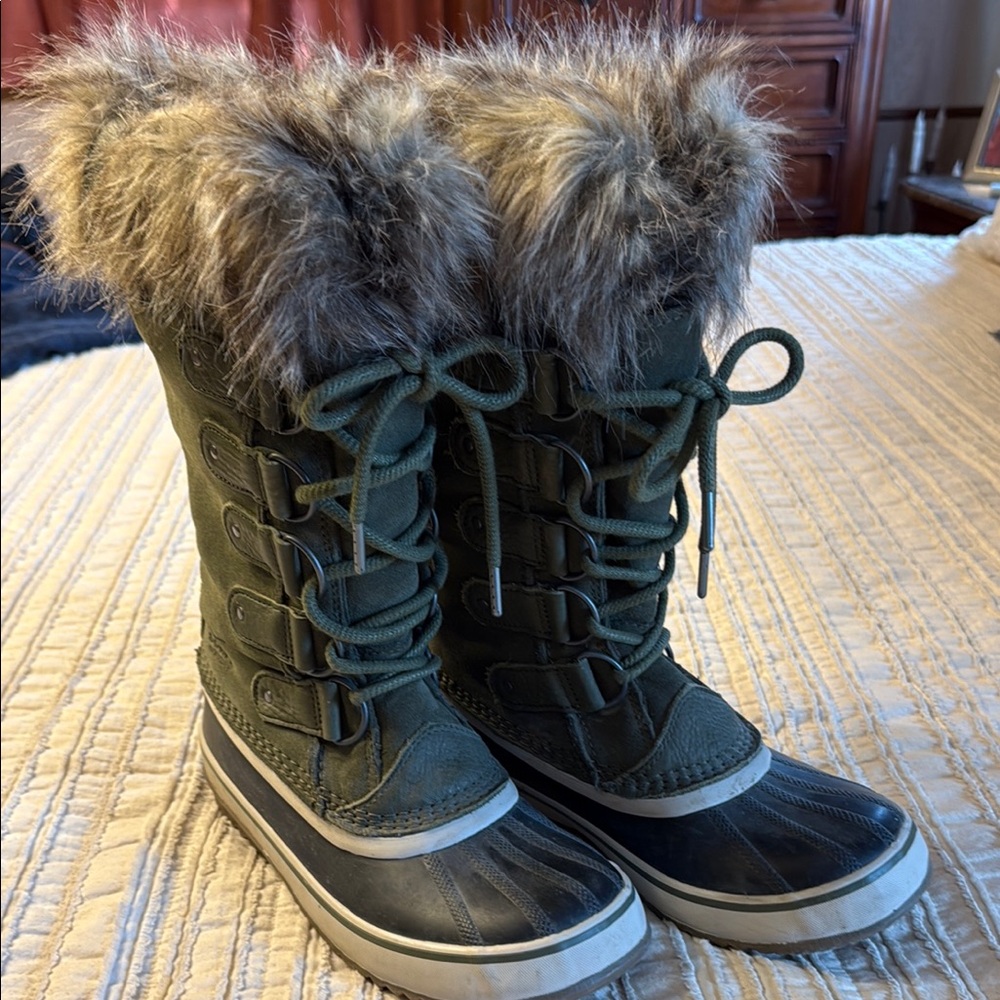 Sorel Green and Black Fur-Trim Winter Boots